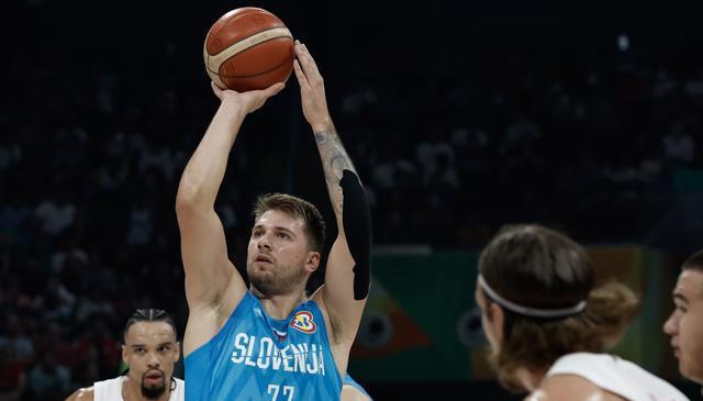 反观当年姚, 只是东契奇, 出暂停手势 反观当年姚, 只是东契奇, 出暂停手势