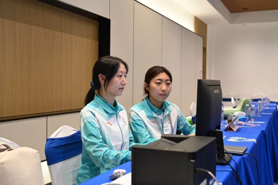 他勉励同学 他勉励同学